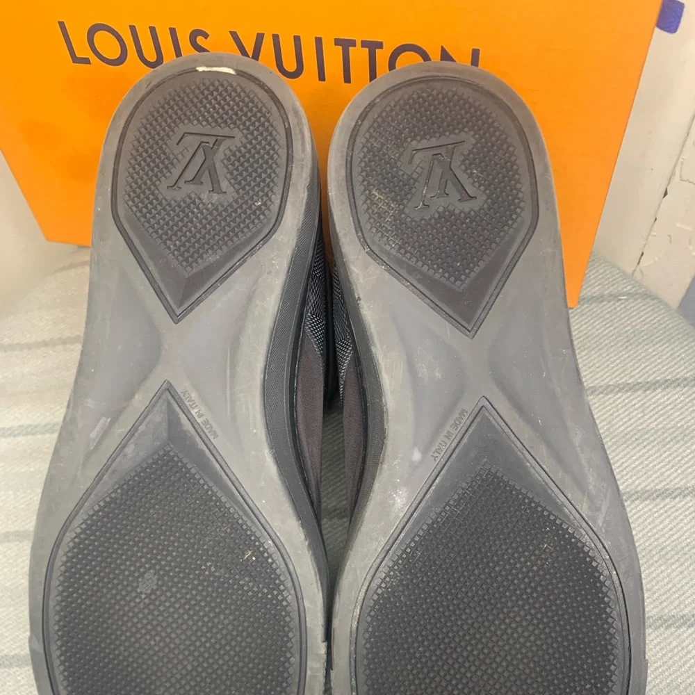 Louie Vuitton sneakers size 9.5 - Picture 9 of 10